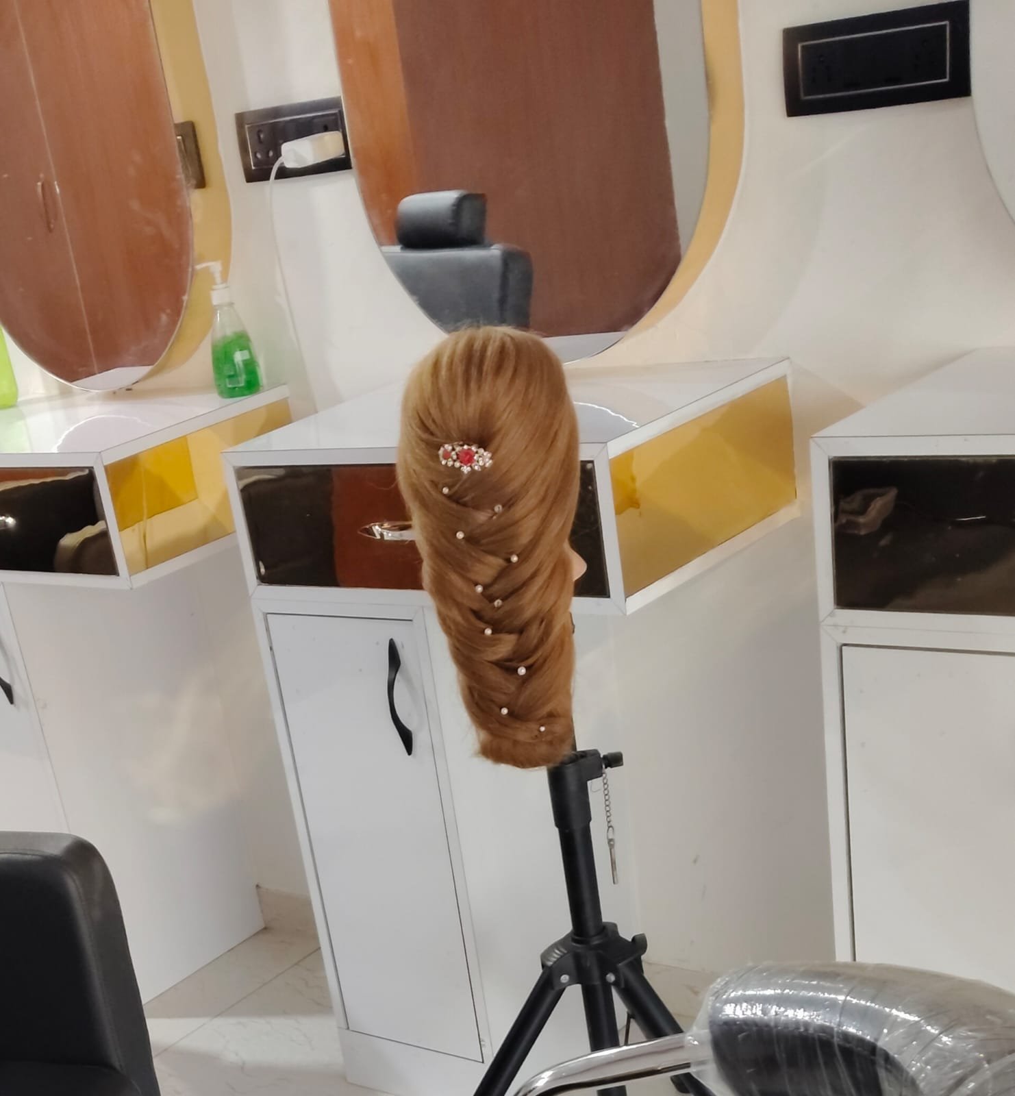 Beauty Parlour Narol